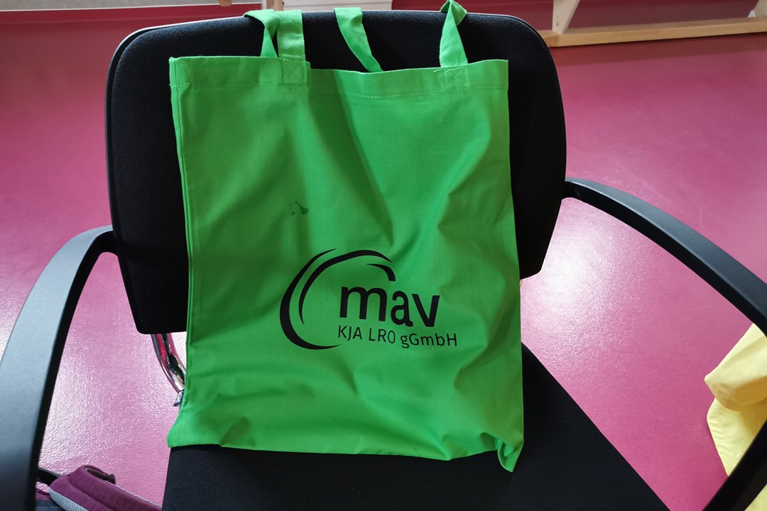 Eine Tasche mit Vitaminen, Infos und Einblicken für jede*n Kolleg*in gab's bei unserer Mitarbeiterversammlung im Hermann-Löns Forum (c) KJA LRO / Sabine Sistig
