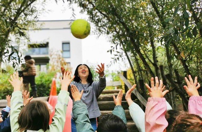 Hier spielt eine Mitarbeiterin des Hermann-Löns Forums mit Grundschulkindern aus Bergisch Gladbach.