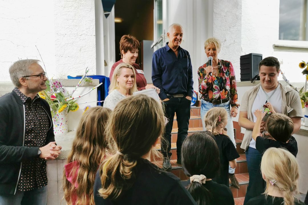 Bild 2: Die Freude ist groß: Die Kinder der OGGS Immekeppel werden mit dem „Engel der Kulturen“ ausgezeichnet. Von links: Thomas Droege (Geschäftsführer Katholische Jugendagentur LRO), Tanja van Gameren (Leiterin des Offenen Ganztags), Susanne Flügge-Urbic (Schulleiterin), Gregor Merten (Künstler), Carmen Dietrich (Künstlerin), Sebastian Goeke (Mitarbeiter des Offenen Ganztags)