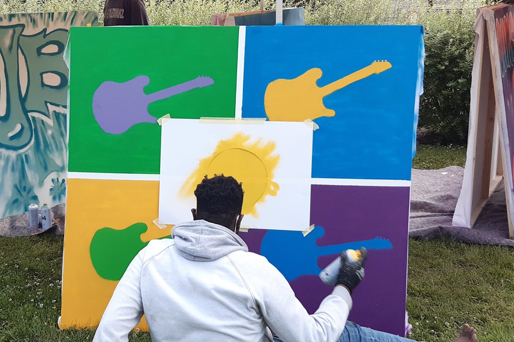 Die gesprayten Gitarren auf diesem Bild symbolisieren, wie wichtig Musik war, um schwierige Zeiten durchzustehen.