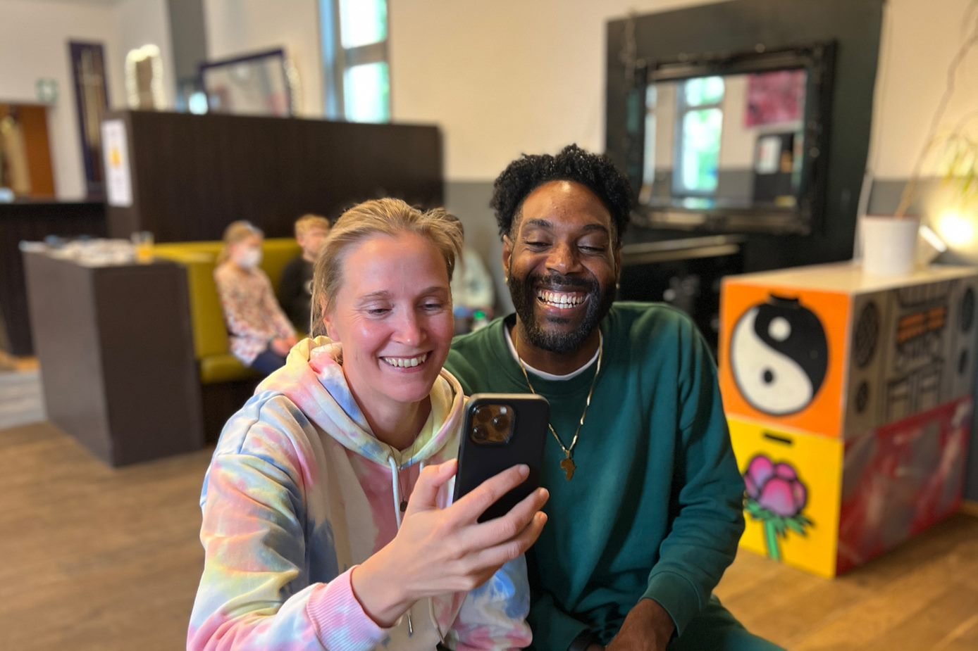 Manuela Muth von der Katholischen Jugendagentur LRO und J-J Da Costa, Dozent für Musikproduktion, setzen sich für Medienkompetenz in Bergisch Gladbach ein.