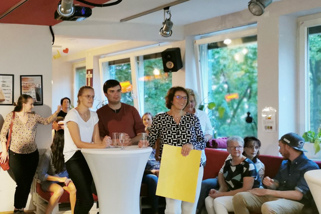 Überraschun geglückt! Über die Video-Botschaften von vielen Kolleg*innen und Menschen, die sie auf ihrem Berufsweg begleitet haben, hat sie sich wirklich gefreut. (c) KJA LRO