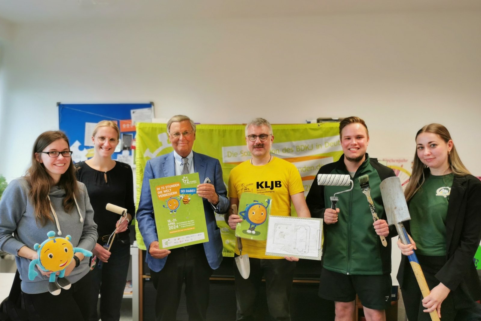 Die KJA unterstützt die Arbeit der Jugendverbände und hier konkret die 72-Stunden-Aktion 2024. Von links: Nora Richerzhagen und Corinna Kowalski von der Katholischen Jugendagentur, Wolfgang Bosbach (diesjähriger Schirmherr), Pfarrer Thomas Taxacher, Marco Brockhaus und Joelle Mager von der KJG Moitzfeld.