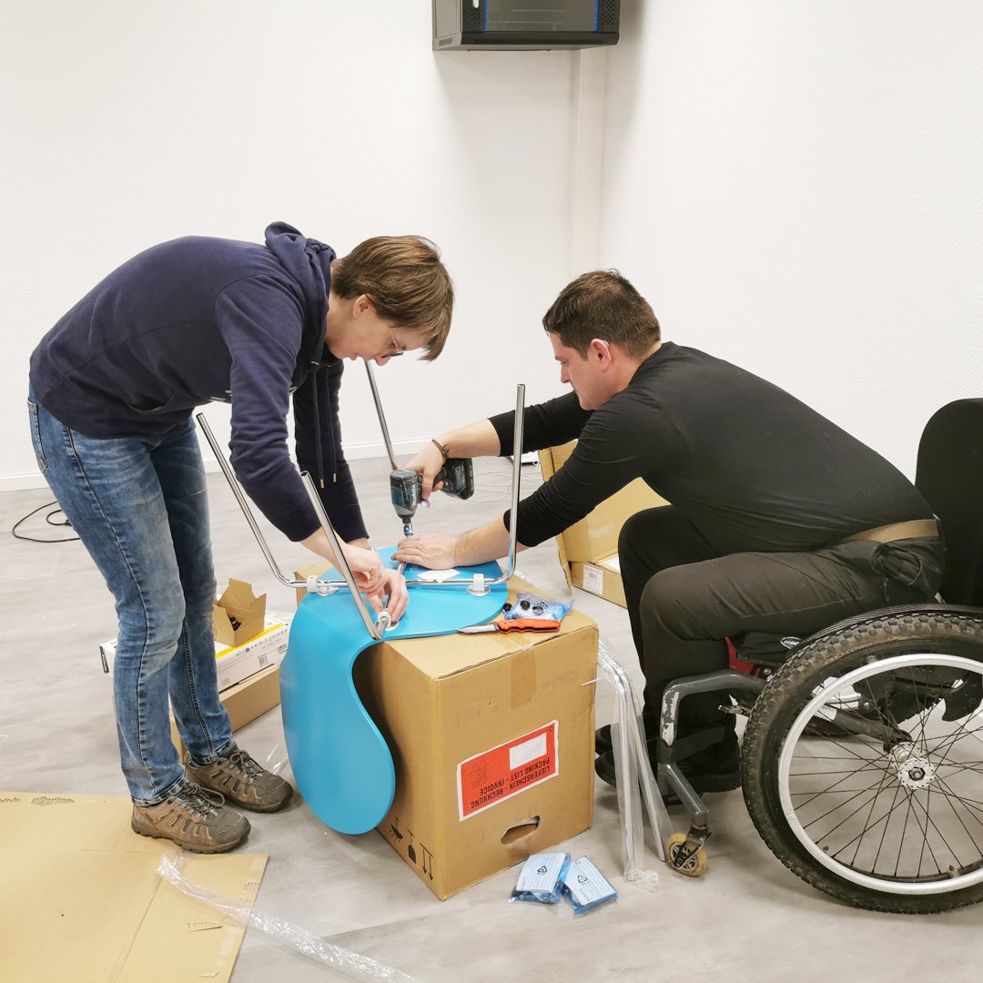 Hier bauen die Mitarbeitenden von InBeCo gemeinsam mit den Ehrenamtlichen des Round Tables Möbel auf.
