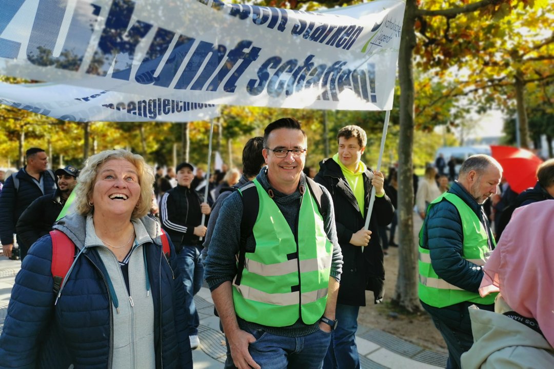 Auf dem Weg zum Landtag und unser Ziel über den Köpfen: Jugendarbeit stärken - Zukunft schaffen! (c) KJA LRO